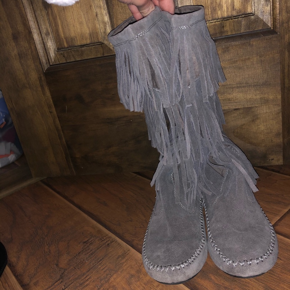 Fringed moccasin boots size 7